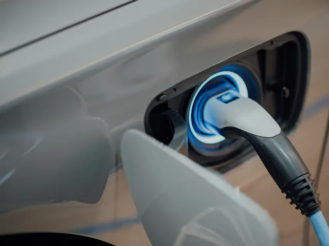 Ladekabel steckt in einem Elektroauto