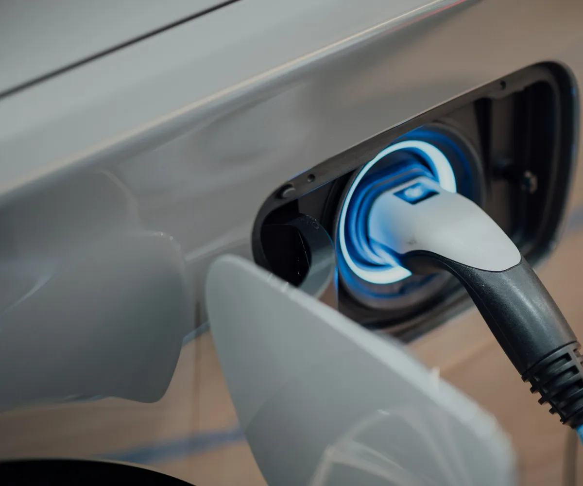 Ladekabel steckt in einem Elektroauto