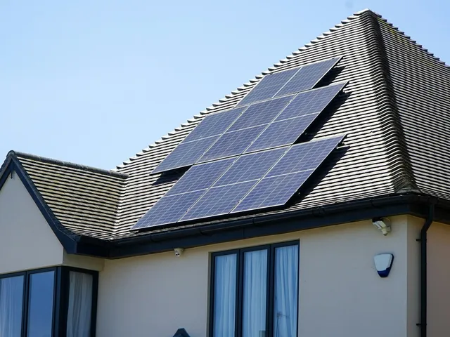Einfamilienhaus mit Solarmodulen auf dem Dach