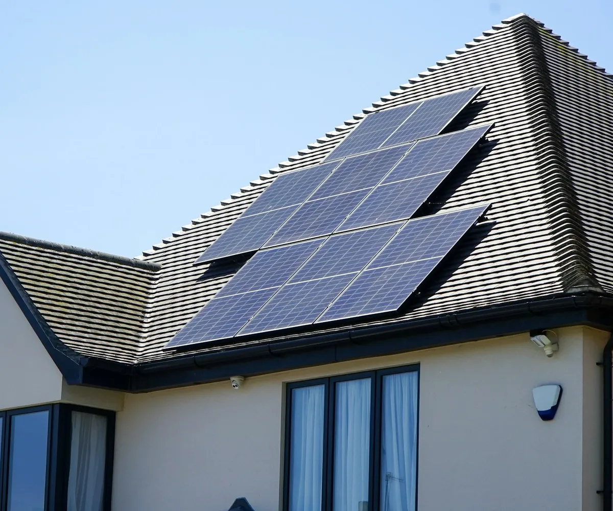 Einfamilienhaus mit Solarmodulen auf dem Dach